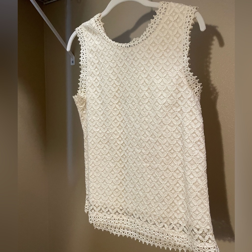 Small cream lace top, lined.